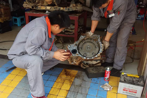 昆明源裕鑫汽配有限公司工作人員正在認(rèn)真工作中